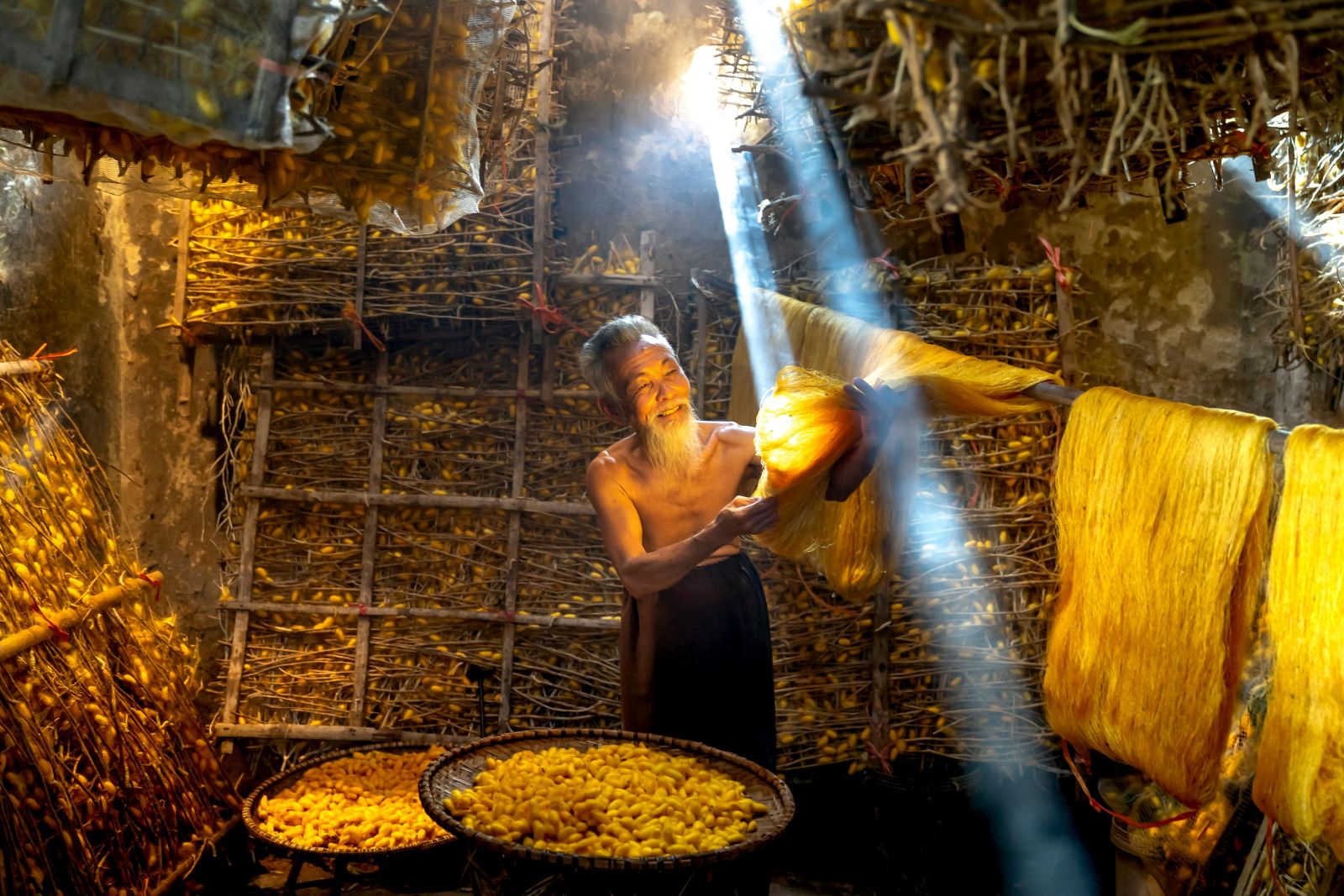 Nghệ nhân dệt tơ tằm